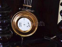 Falióra. Ingajáratos, gazdagon díszített réz számlappal. porcelán és réz ingával, Aranyozott fa tokk...