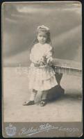 1909 Kislány műtermi portréja, keményhátú fotó Rutkai Fülöp aradi műterméből, 10,5×6,5 cm