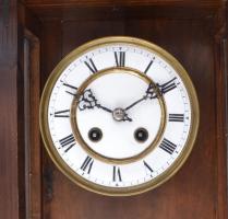 Falióra. Ingajáratos, felesütös szerkezettel. XIX. sz. festett porcelán számlappal. zománc és réz in...