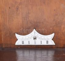 Falióra. Ingajáratos, felesütös szerkezettel. XIX. sz. festett porcelán számlappal. zománc és réz in...