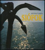 Révész Tamás: Siófok. Végh-Alpár Sándor szövegével. Révész Tamás fotóival. H.n., 1993, Herald Ügynökség. Magyar, német és angol nyelven. Színes fotókkal gazdagon illusztrálva. Kiadói kartonált papírkötés.