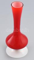 Murano kétrétegű váza, piros- és tejüveg, jelzés nélkül, hibátlan, m: 16,5 cm