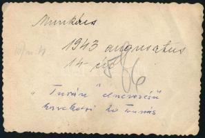 1943 Munkács, katonák Turán harckocsival, hátoldalon feliratozott fotó, felületén törésnyomok, 6×9 c...