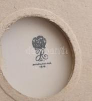 Hollóházi Szász Endre által tervezett mintával díszített porcelán falikép, bőr keretben 9x12 cm, 18x...