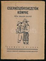 Major Dezső: Cserkészőrsvezetők könyve. Magyar Cserkész Könyvei 9-13. sz. Bp., 1927, Magyar Cserkész-Szövetség, 276 p. Harmadik kiadás. Kiadói papírkötés, kissé foltos, sérült borítóval, ajándékozási bejegyzéssel.