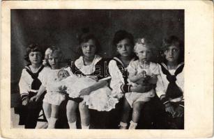 1922 Ottó a trónörökös és a Habsburg család gyermekei / Otto von Habsburg and his cousins (EK)