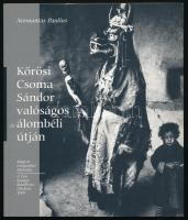 Normantas Paulius: Kőrösi Csoma Sándor valóságos és álombeli útján. A művész, Normantas Paulius (1948-2017) által DEDIKÁLT példány! Szerk.: Kolta Magdolna. A magyar fotográfia történetéből 25. Bp., 2001, Magyar Fotográfiai Múzeum/Tan Kapuja Buddhista Főiskola. Normantas Paulius (1948-2017) litván származású magyar fotóművész Kőrösi Csoma Sándor útját végigkövető (India, Tibet, Belső-Ázsia, stb.), rendkívül gazdag fekete-fehér képanyagával illusztrálva. Kiadói papírkötés, jó állapotban.