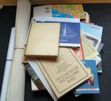 Több száz darabos vegyes nyomtatvány tétel: főleg háború utáni prospektusok, reklámok, könyv, plakát, rézkarc. Érdemes megnézni