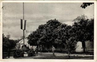 1933 Lengyeltóti, Főtér az országzászlóval. Özv. Kovács dohányáruda kiadása (EK)