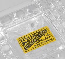 Ólomkristály cukordoboz. Jelzett, kis kopással, 13x9x9 cm