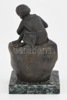 Andreas Peralta: Vésnök. Bronzírozott fém, márvány talpazaton, jelzett, sorszámozott: 0005/2000, m: ...