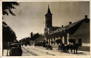 1943 Dunaszerdahely, Dunajská Streda; Evangélikus templom, lovaskocsi, autó / Lutheran church, horse cart, automobile (fl)