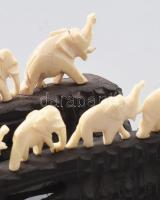 Antik faragott csont elefántcsorda pár faragott fa talapzatra rögzítve. 2 elefánt hiánnyal, h: 21-22...