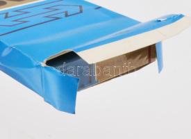 26 bontatlan doboz cigaretta, közte Kent, Royals, Philip Morris, Player's, St. Moritz