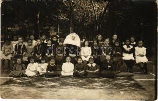 1914 Nagyvárad, Oradea; leánynevelő intézet csoportképe / girl school. photo (fl)