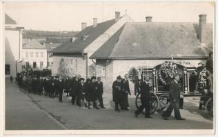 1947 Korpona, Krapina; Temetési menet vonul a Bockayho námestie-n (Bocskay tér) a Sládkovicova utca irányába. A jobb oldali két ház helyén emelt szocreál épület jelenleg irodaházként működik (Dom sluzieb). A háttérben a Svätotrojicné tér egyik kétszintes háza látható (a homlokzat díszítései ma is megvannak) / funeral. photo (fl)