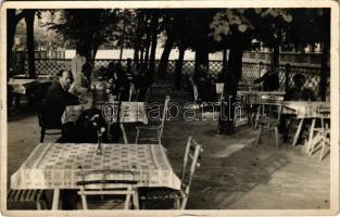 1943 Keszthely, étterem kertje vendégekkel és pincérrel. Krisch Oszkár photo (fa)