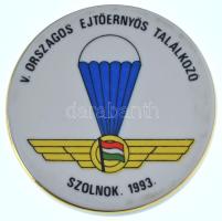 1993. "V. Országos Ejtőernyős Találkozó - Szolnok 1993" festett, hátoldalon jelzett Hollóházi porcelán plakett (64mm) T:AU