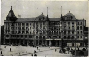 1940 Debrecen, Arany Bika szálloda, Magyar Ruhaipar üzlete, autók. Löbl Dávid és fia kiadása (EK)