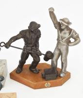 6 db szocreál szobor: munkásőr, öntőmunkás, katona, paraszt. Réz, fehér fém, stb 23 cm-ig