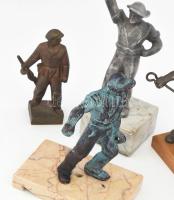 6 db szocreál szobor: munkásőr, öntőmunkás, katona, paraszt. Réz, fehér fém, stb 23 cm-ig