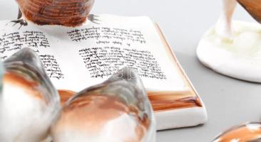 7 darab Bodrogkeresztúri mázas kerámia figura, közte ritka babázó lány figurával. Kis kopással