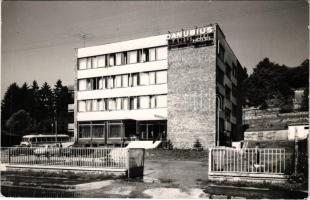 1972 Szentendre, Hotel Danubius szálló, autóbusz, automobilok. Képzőművészeti Alap