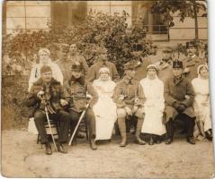 1916 Győr, sérült K.u.K. katonák a hadikórház udvarán nővérekkel. photo (vágott / cut)