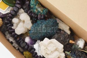 3 doboznyi nagy mennyiségű különböző ásvány, kagyló. Értékes, jó darabokkal, átnézésre érdemes gyűjt...