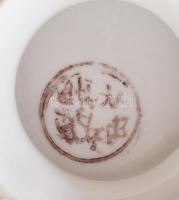 4 darab kínai tárgy: bonbonier, cukortartó, váza, füstölőtartó. Jelzett, kis kopással