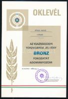 1984 Bp., Igazságügyi Törzsgárda jelvény bronz fokozatának adományozó oklevele, rajta Markója Imre (1931-2008) igazságügy-miniszter aláírásával, bélyegzővel, 24x16 cm