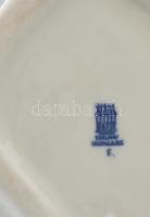 Zsolnay széken ülő nő virággal. Jelzett, hibátlan, m: 22,5 cm