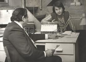 Kocsis Imre (Makó, 1940 - Szentendre, 2015; festő, grafikus) ülő, íróasztali dedikált portréja a vel...