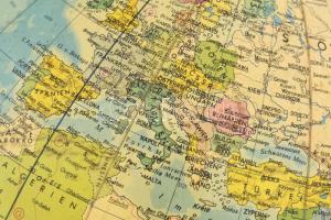 Retro földgömb, glóbusz, 1970 körül, NDK gyártmány, bakelit talpon, műanyag tartó ragasztószalggal r...