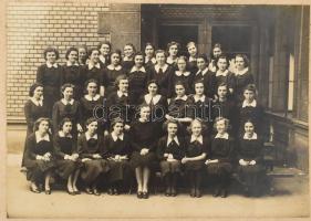 1938-1939 A Budapesti Kereskedelmi Akadémia két osztályának csoportképe, 2 db kartonra kasírozott fo...