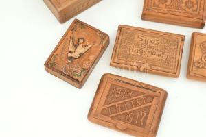 9 darab I. világháborús faragott fa díszdoboz. Több darabon felirat, tulajdonos- és helymegjelölés, ...