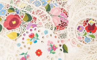 Zacskónyi kézzel készült csipke, közte 8 darab Kalocsai Richelieu csipkével