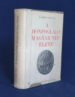 László Gyula: A honfoglaló magyar nép élete. Budapest, 1944. Magyar Élet (Pesti Lloyd-nyomda). 512 + [2] p. + 23 t. (22 kétoldalas táblán régészeti fotóanyag) + 3 térkép (1 kihajtható, 2 kihajtható kétoldalas). László Gyula (1910-1998) történész, régész őstörténeti munkája régészeti és néprajzi kutatások nyomán kísérli meg feltárni a honfoglaló magyarság életmódját, társadalmi tagozódását és hitvilágát. A kizárólag néprajzi, mitológiai és régészeti adatokra támaszkodó munka a régész-történész nevezetes ,,kettős honfoglalás-elméletét még nem tartalmazza. Oldalszámozáson belül gazdag szövegközti képanyaggal. A munka első kiadása 1944-ben jelent meg, példányunk az ugyanebből az évből való második kiadásból származik. (Népkönyvtár, 4. szám.) Illusztrált kiadói félvászon kötésben, színes, illusztrált, enyhén hiányos kiadói védőborítóban. Jó példány.