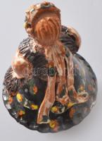 Népi ruhás lány alakos kerámia asztaldísz. Jelzett, kis kopással, m: 19,5 cm