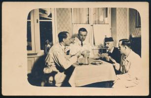 1933 Mosau, kártyázó társaság, snapszer parti, hátoldalon feliratozott fotó, 9×13 cm