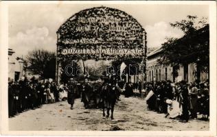 1938 Párkány, Stúrovo; bevonulás, Éljen Horthy! Mindent vissza! Győzött Magyarország! díszkapu, magyar zászló / entry of the Hungarian troops, decorated gate, Hungarian flag (fl)