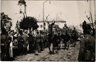 1940 Nagyvárad, Oradea; bevonulás a Szent László téren, lovas katonák, csendőr, templom, náci horogkeresztes zászló / entry of the Hungarian troops, cavalry soldiers, gendarme, Nazi swastika flag. photo