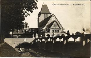 Gedächtniskirche Westansicht - Der Heldenfriedhof in Korneuburg: Erbaut von Soldaten der k.u.k. Eisenbahntruppe in den Kriegsjahren 1915-1917. Im Selbstverlag des k.u.k. Eisenbahn-Rgtms / Első világháborús osztrák-magyar emléktemplom a hősök temetőjében, a vasúti ezred építette / WWI Austro-Hungarian military heroes cemetery and church