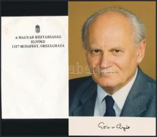 1994 Göncz Árpád (1922-2015) József Attila-díjas író, műfordító, politikus, köztársasági elnök (1990-2000) autográf aláírása őt ábrázoló fotón, "Magyar Köztársaság elnöke" fejléces borítékkal, 15x9,5 cm + 1994 Göncz Árpád gépelt, angol nyelvű beszédével British Council, 1994. nov. 29. 15 óra, nyomtatott aláírással, 3 p.