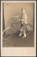 cca 1920-1930 Kisfiú kerékpárral, fotólap, hátoldalon pecséttel jelzett, 13×9 cm