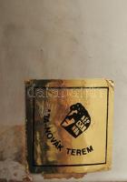 Képcsarnokos iparművész váza. Jelzés nélkül, képcsarnokos címkével, szájánál kopással, m: 24 cm