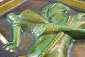 Kályhacsempe. Keresztes vitéz. Mázas, samottos kerámia, falra is akasztható 22x23 cm