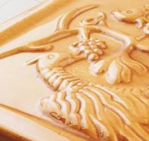 Rusói István Karcag: Figurális kályhacsempe. Falra akasztható. Jelzett, hibátlan 23x25 cm