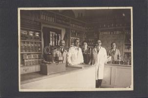 cca 1930 Magyar élelmiszerbolt belső fényképe kartonpapíron