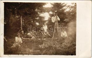 1928 Breznóbánya, Brezno nad Hronom; Zsiványpecsenye Dovalkán az erdőben a Szkalkák alatt / steak roasting in the forest. photo